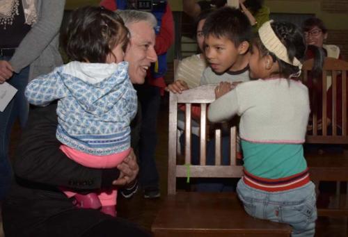 Vice-President-Alvaro-García-Linera-speaks-to-Villa-Amistad-children,-June-2018